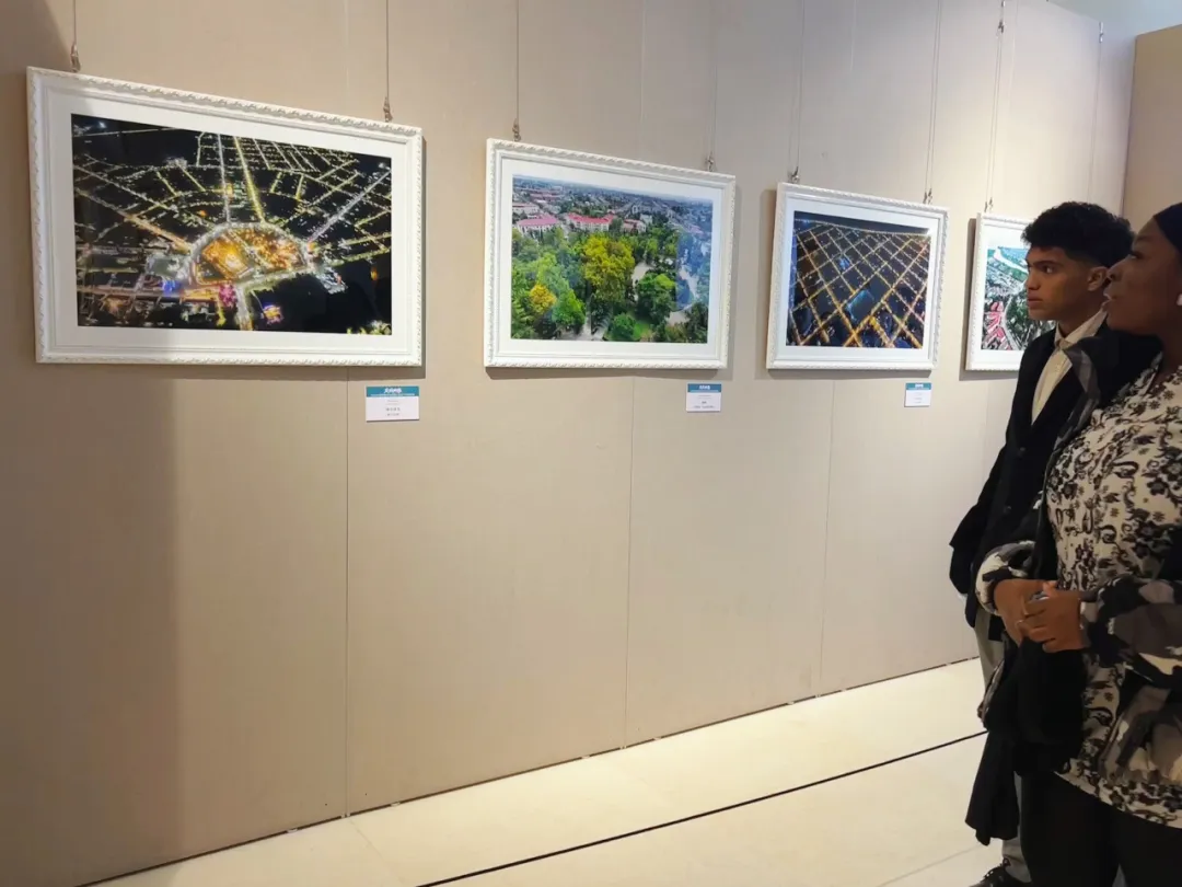 友城映像 四川文化藝術學院組織留學生參與綿陽與波季市攝影展，深化文化交流